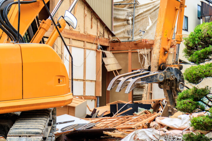 重機で木造家屋解体