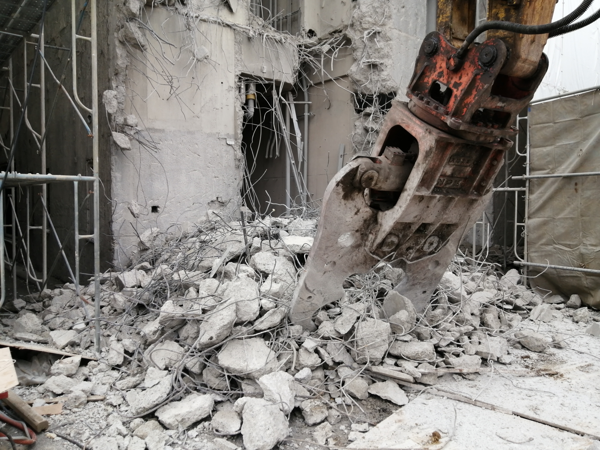 解体中油圧ショベル