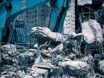 重機とコンクリート粉砕