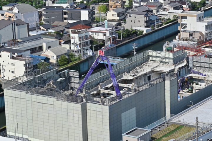 <strong><span style="color:#002a8d" class="inline-text-color"><strong>足場養生の組立て</strong></span></strong>