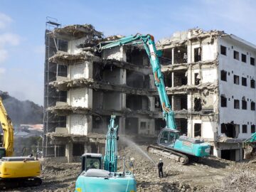ビル解体　重機