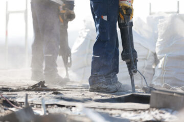 地面粉砕作業スタッフ２人